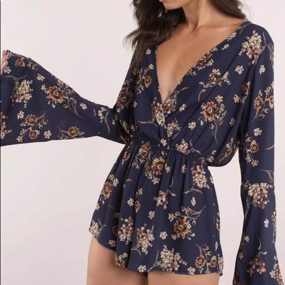 Audrey 3+1 Floral Bell Sleeve Romper Navy Blue V-Neck Open Back PH3411 Medium